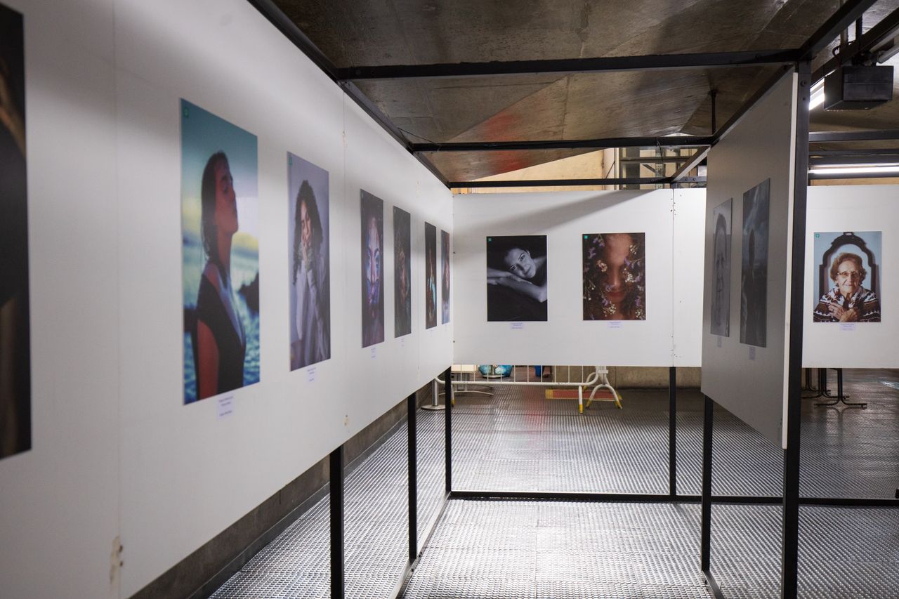 Features Experience a modern art exhibition showcasing diverse photography styles in an urban museum.